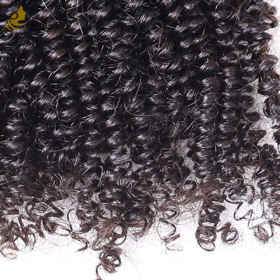 Unverarbeitete menschliche Haare werden mit brasilianischen Haaren gewebt, um natürlich auszusehen