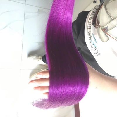 Weichfarbene Haare mit rosa Farbe